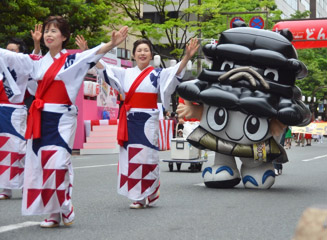 「ひごまる」も一緒に熊本の代表的な民謡「おてもやん」の踊り
