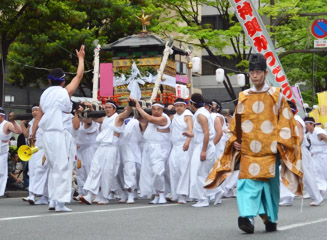 若宮神輿かつごう会が担ぐ若宮神社の神輿(みこし)