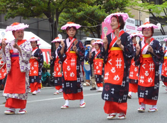 博多民踊協会どんたく隊(昨年度福岡市民の祭り振興会会長賞)