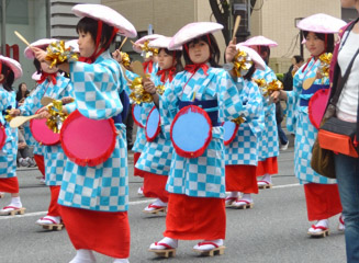 地元の博多小学校の児童たち