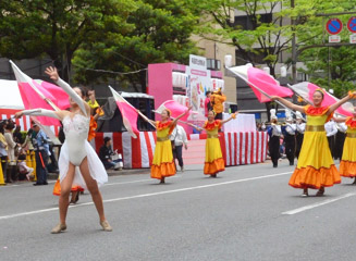 JR九州どんたくパレード隊(友情出演 精華女子高等学校)