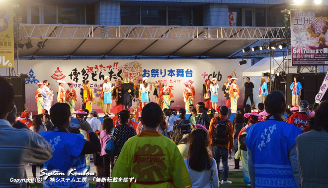 福岡市役所前のふれあい広場のお祭り本舞台