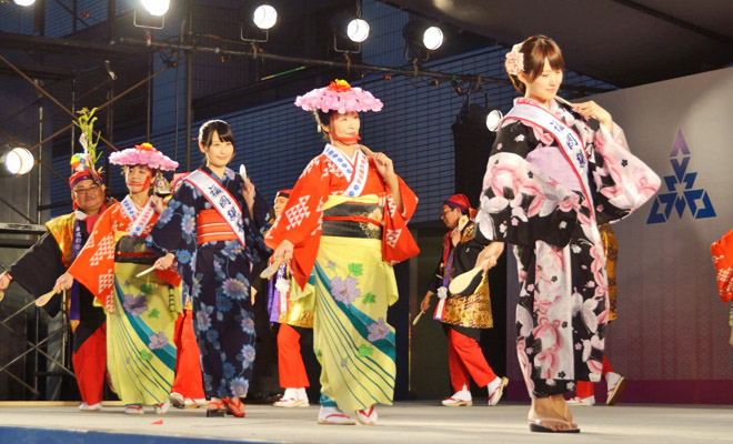 お祭り本舞台では福岡親善大使の皆さんや市長、祭り役員などが一緒に踊ります