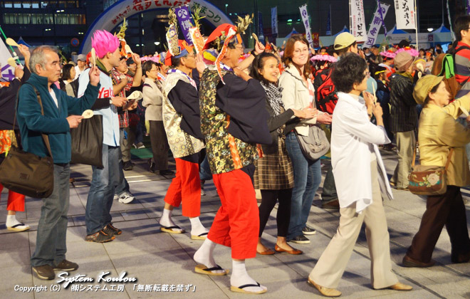 観光客も見よう見まねで自由に踊る