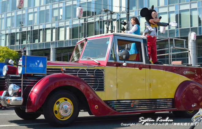 東京ディズニーリゾート ミッキーマウスのクラシックオープンカーに乗るアンバサダーのお姉さんとミッキーマウス