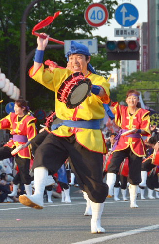 沖縄の伝統芸能エイサーをベースに空手の型を取入れている