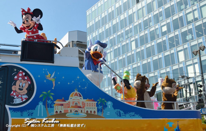 東京ディズニーランドのディズニー・ドリームス・オン・パレード“ムービン・オン”の「Kingdom Magic」と「ナミナミナ」の曲に合わせて踊る