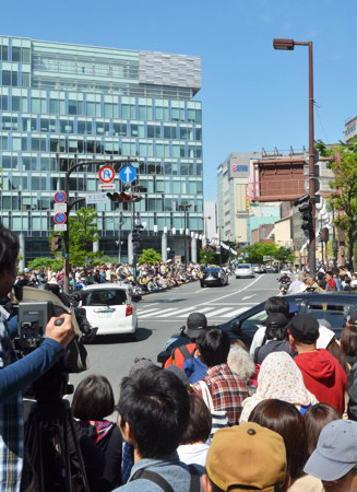 【14:48頃】パレードを待つ人達でごったがえす西大橋周辺