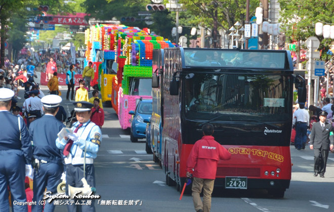 福岡オープントップバス・花自動車隊 今年からオープントップバスが隊列に参加した