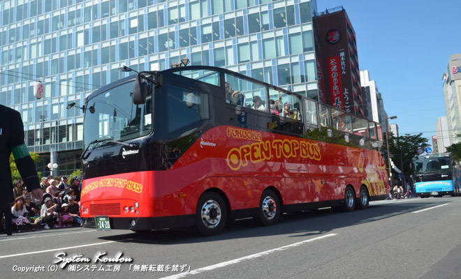 福岡オープントップバスには公募でペア90 組180 名様(1 台あたり15 組30 名様)が搭乗する