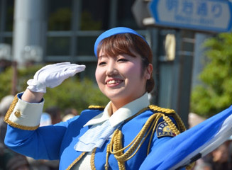 福岡市消防音楽隊のカラーガード隊員