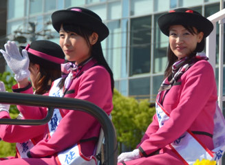 第42代福岡親善大使の3名(右から安永菜美さん、近藤奈央さん、尾崎里紗さん)