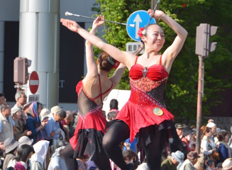 バトンプレイスの鮮やかなバトンさばき