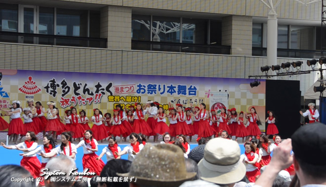 【13:20頃】市役所前広場にできている「博多どんたく港まつり お祭り本舞台」ではフラダンスが行われていた