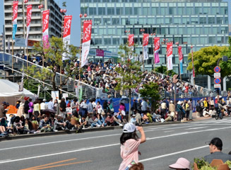 【14:47頃】水上公園の有料の観光桟敷席も満員だ