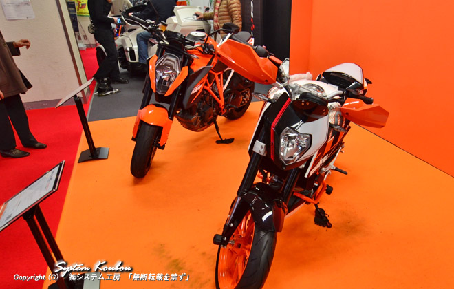  KTM 1290 SUOERDUKE R  O KTM 390DUKE