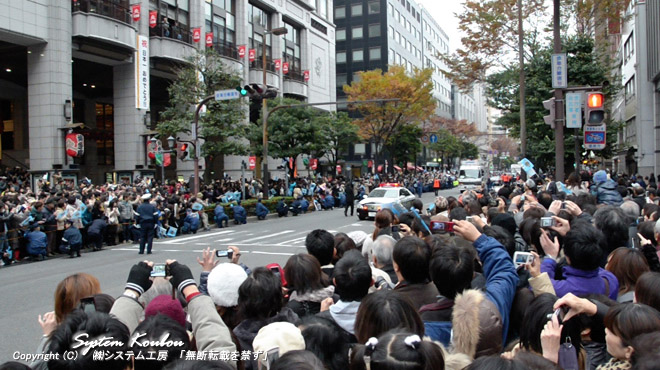 すごい人出だった (33万人 パレード実行委員会発表では33万人)