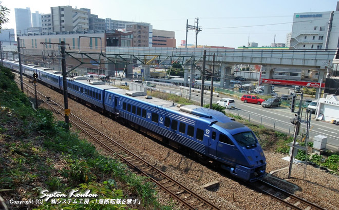 明治時代には線路から先は海だったそうだ。 頓宮(とんぐう)参道途中から見る西鉄香椎宮前駅方面(最近西鉄電車も高架になりこの近辺の開発も進んでいる)