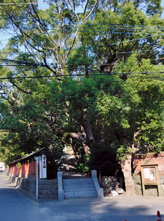 昔に仲哀天皇の仮住まいの地であった古宮(ふるみや)趾