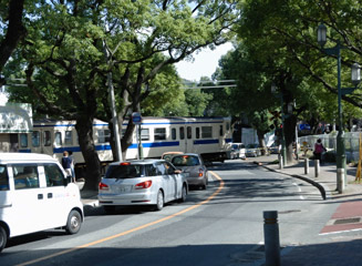 薬師堂(下組)は参道の香椎線の踏切近くにある