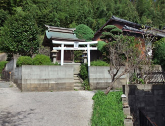 住宅街の一角にある印鑰(いんやく)神社