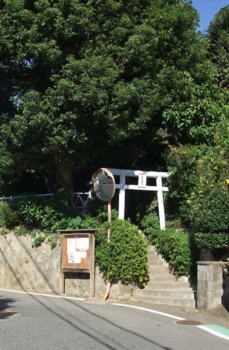 武内屋敷跡の北西にある高陪(こうべ)神社