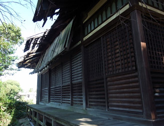 壊れている屋根。早急な修理が必要だが・・・