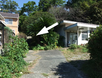 南の参道の入口は閉鎖した医院らしき所の左