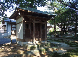 入口に御堂がある