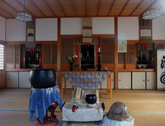 本堂の中