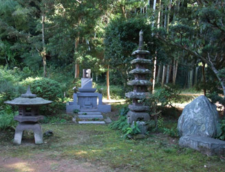 境内には石塔などがある