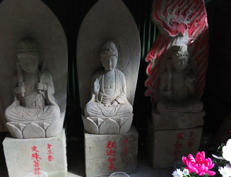 左から文殊菩薩、釈迦如来、不動明王と