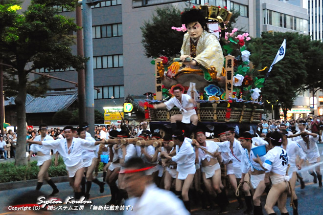 西流の児雷也(じらいや)。博多祇園山笠一番のクライマックスは7月15日の早朝4時59分に大太鼓の合図でスタートする「追い山笠」