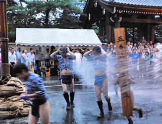 勢いよく力水が掛けられる