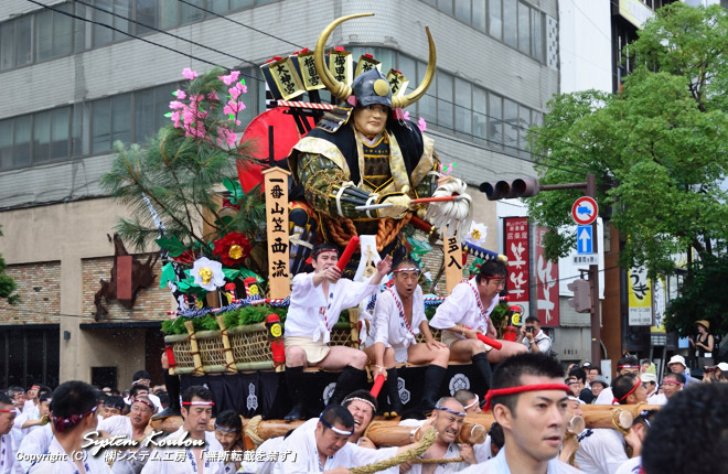 一番山笠 西流(舁山)【長政博多入】「集団山見せ」では市長はじめ福博の知名士が台上がりし、呉服町交差点から中央区天神の市役所前まで1.2キロの道のりを走る