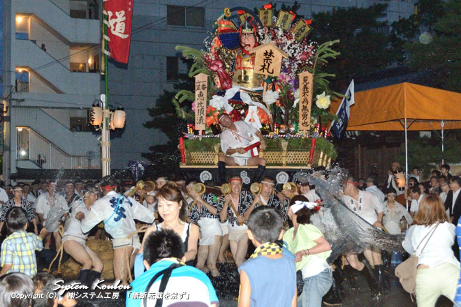 【5:06頃】 一番山笠 恵比須流が清道旗を駆け回る 人形は摂津源氏の源頼光に仕えた渡辺綱