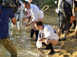 海岸に下りて お汐井(真砂)をとる