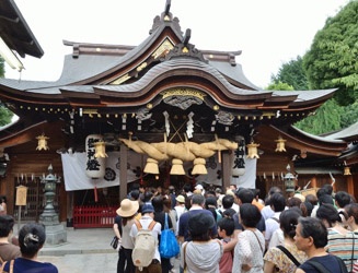 参拝者が列をなしている櫛田神社(くしだじんじゃ)