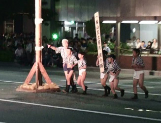 【4:55頃】一番山笠(舁き山) 土居流の「前走り児童」が来た