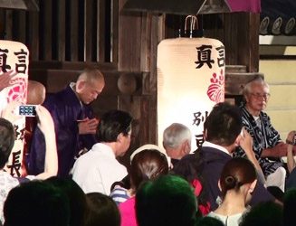 東長寺の住職さんに挨拶をする