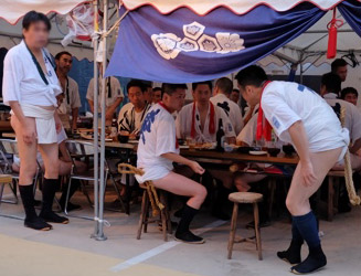 各山では直会(なおらい)が行われる