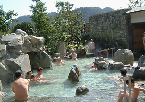 河内温泉「あじさいの湯」の広々とした露天風呂