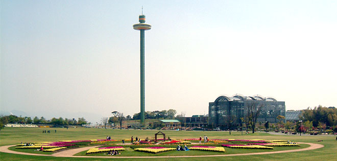 響灘緑地グリーンパークのひびきタワーと大芝生広場と花壇。  ※ ひびきタワーは2009年に老朽化の為撤去されまし た