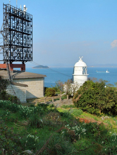 部埼潮流信号所の電光表示板と部埼（へさき）灯台