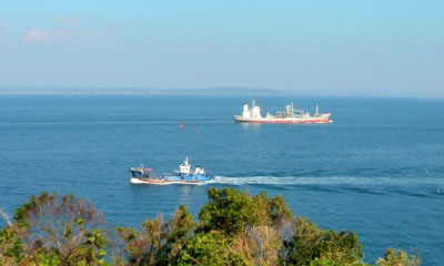 関門海峡の東・周防灘口の九州側の位置で行き交う船も多い