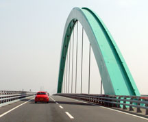 ユニークなデザインの橋