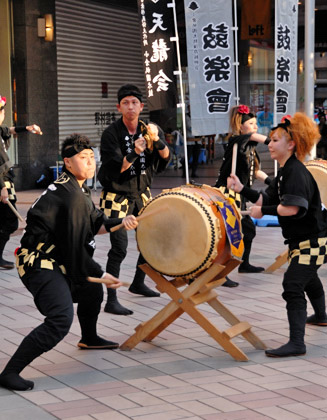 「天龍会」のみなさん。太鼓の打ち方は各チームにより若干違う