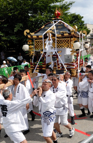 「小倉祇園　平松の神輿」は市の無形民俗文化財になっており、平松町内が所有していますが１６１８年に細川忠興公が旧小倉示氏園社（現・八坂神社）に奉納した物