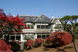 紅葉と旧松本家住宅の洋館
