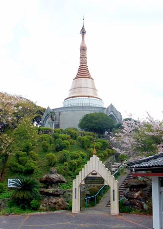 公園内には、日本唯一のビルマ様式の世界平和パゴダ